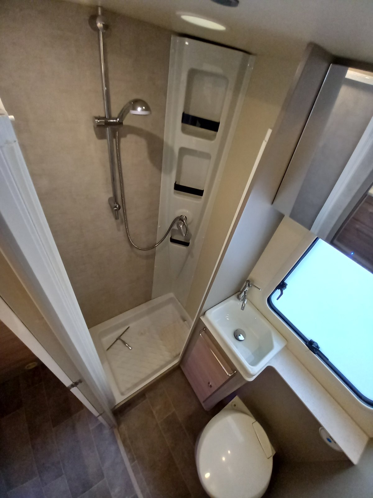 Bad mit Dusche, Waschbecken und Toilette