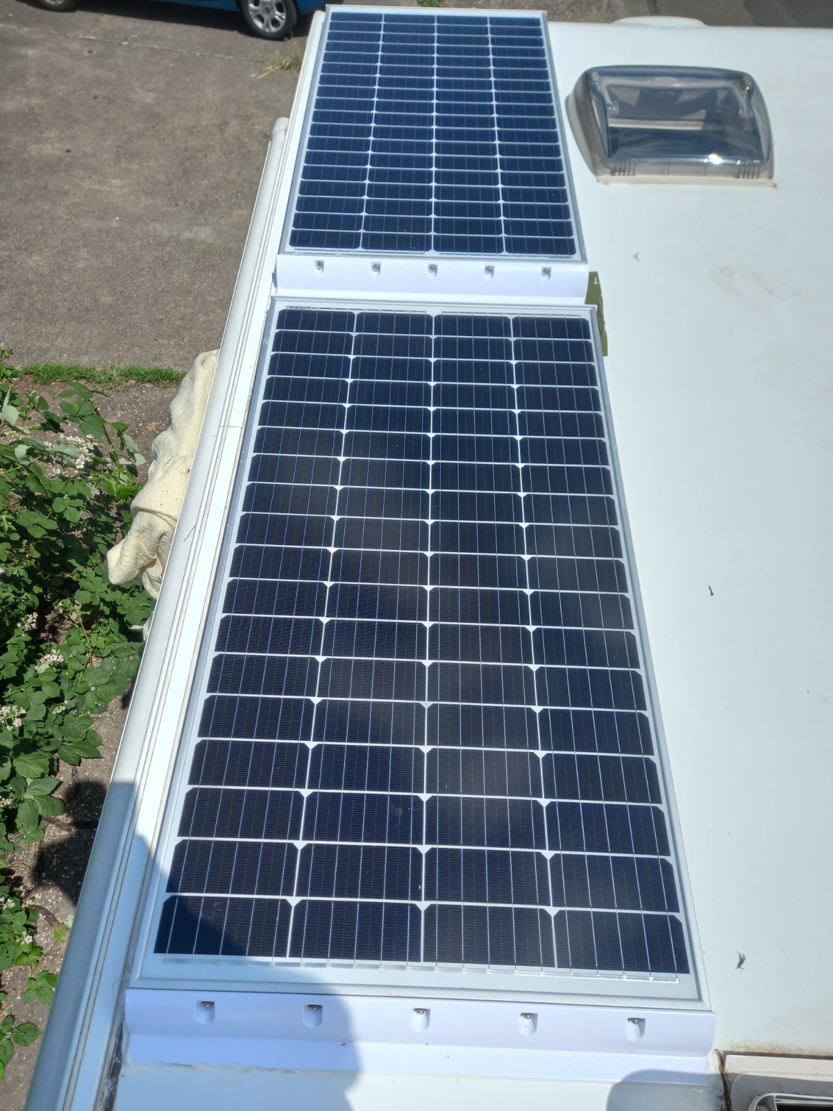 Zwei Solarmodule auf dem Dach des Ahorn Canada AD