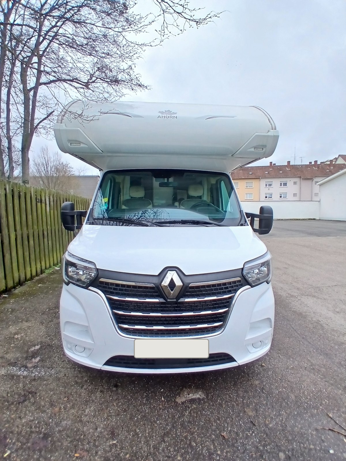 Ahorn Canada AE von vorne, Alkoven über dem Fahrerhaus