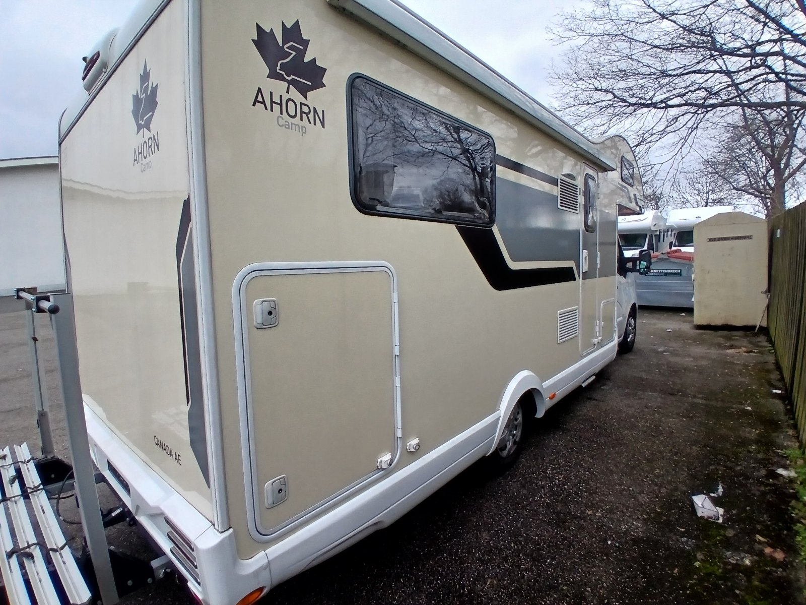 Ahorn Canada AE schräg von hinten mit Ahorn-Logo auf der Heckwand
