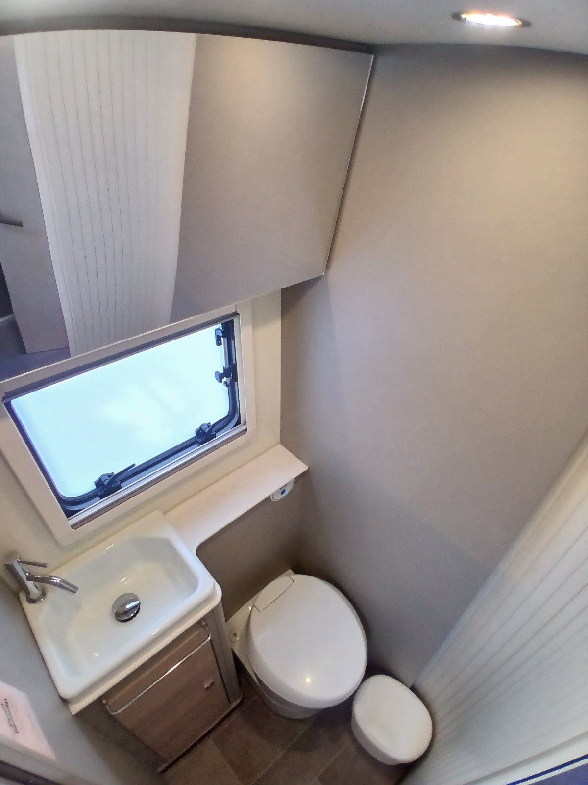 Bad des Ahorn Canada AE mit Waschbecken, Toilette und Fenster